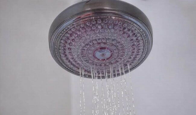 Jak oczyścić prysznic z osadów